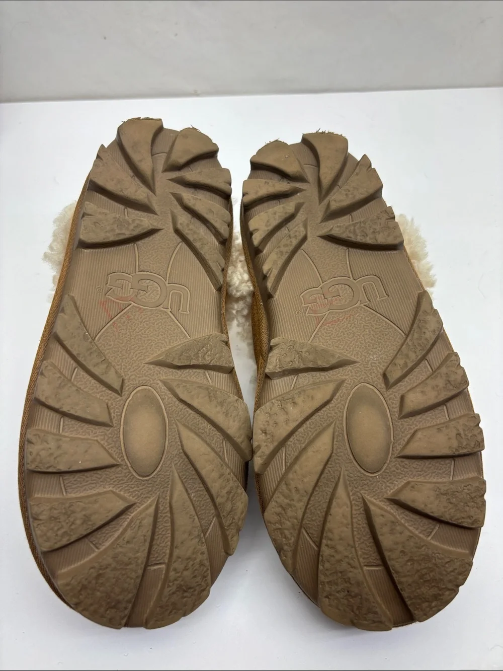 UGG cozy slippers for big girl, SZ 5, box 76